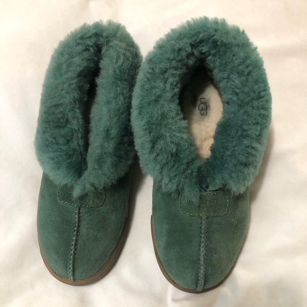 B ) Uggs slippers